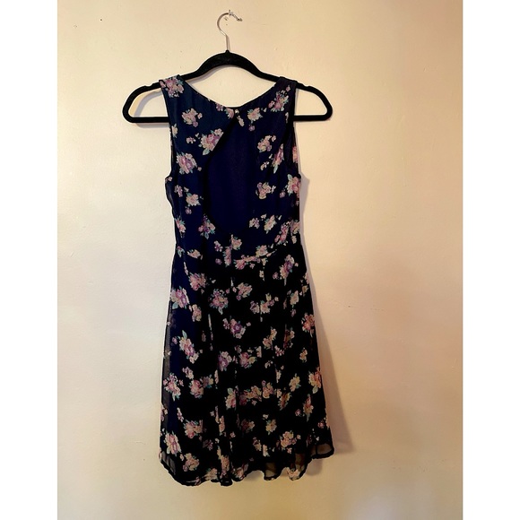 Forever 21 Floral Dress with Open Back Detail - Picture 2 of 4